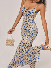 Langes Kleid mit Blumendruck, Knoten und unregelmäßigem Saum